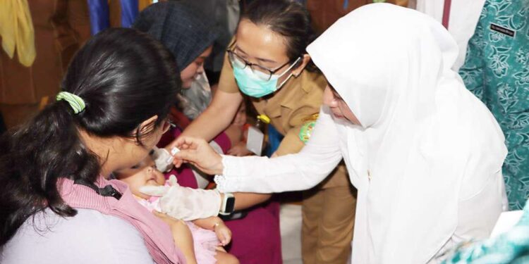 Wakil Ketua TP Posyandu Sumut Ajak Orang Tua Rutin Bawa Balita ke Posyandu 1 Titiek Sugiharti meninjau kegiatan di Posyandu Mawar Ganda Helvetia dan Posyandu Bunga Asoka I, Asam Kumbang di Kota Medan.