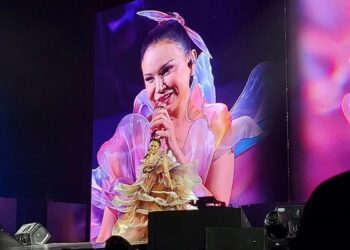 Rossa sukses membuka konser tunggalnya dengan lagu "Tegar" berbalut kostum berbentuk kelopak bernuansa pink dan ungu.