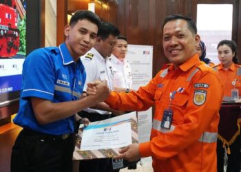 KAI Divre I Sumut memberikan penghargaan kepada Muhammad Najmi Hasibuan, yang berjasa menggagalkan pencurian kabel sinyal dan telekomunikasi di jalur rel Stasiun Medan dan Pulubrayan.