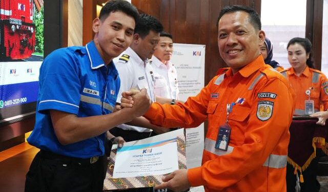 Gagalkan Pencurian Kabel Sinyal, KAI Sumut Beri Penghargaan ke Petugas Kebersihan 1 KAI Divre I Sumut memberikan penghargaan kepada Muhammad Najmi Hasibuan, yang berjasa menggagalkan pencurian kabel sinyal dan telekomunikasi di jalur rel Stasiun Medan dan Pulubrayan.