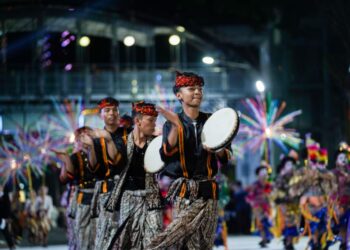 Penampilan delegasi Kota Medan dalam Karnaval Budaya APEKSI di Surabaya.