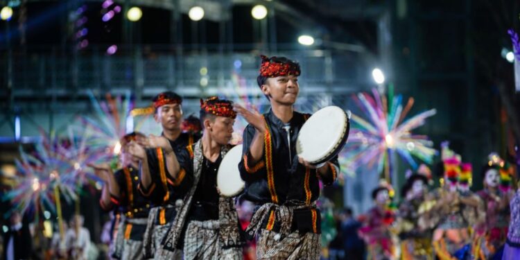Pemko Surabaya Apresiasi Delegasi Karnaval Kota Medan 1 Penampilan delegasi Kota Medan dalam Karnaval Budaya APEKSI di Surabaya.