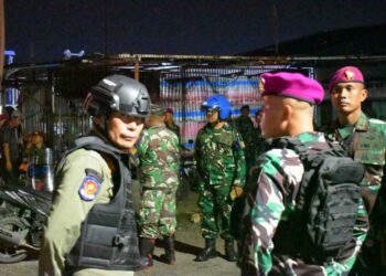 Pengamanan aksi tawuran yang terjadi di jalan Stasiun, Kecamatan Medan Belawan, Selasa (6/5/2025) malam.