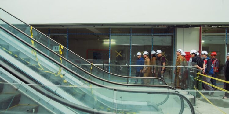 Pastikan Progres Pengerjaan, Zakiyuddin Tinjau Basement Lapangan Merdeka 1 Wakil Wali Kota Medan, Zakiyuddin Harahap meninjau progres pengerjaan revitalisasi basement Lapangan Merdeka Medan.