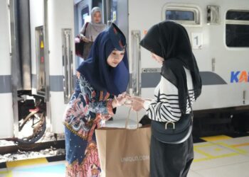 Penumpang di Stasiun Medan.