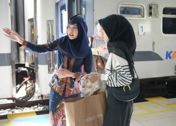 Penumpang di Stasiun Medan.