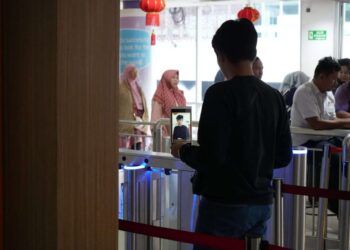 Penumpang di Stasiun Medan sedang melakukan teknologi Face Recognition (pengenalan wajah) untuk proses boarding.