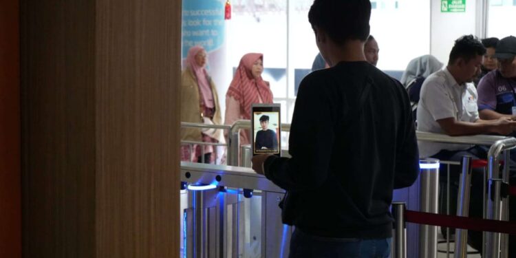KAI Sumut Hemat Anggaran Puluhan Juta dari Teknologi Face Recognition 1 Penumpang di Stasiun Medan sedang melakukan teknologi Face Recognition (pengenalan wajah) untuk proses boarding.