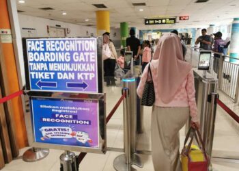 Penumpang di Stasiun Medan.