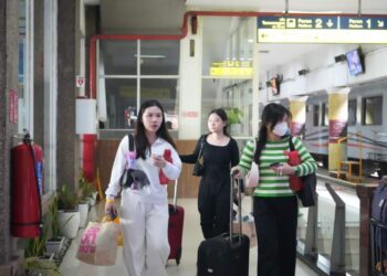 Penumpang di Stasiun Medan.