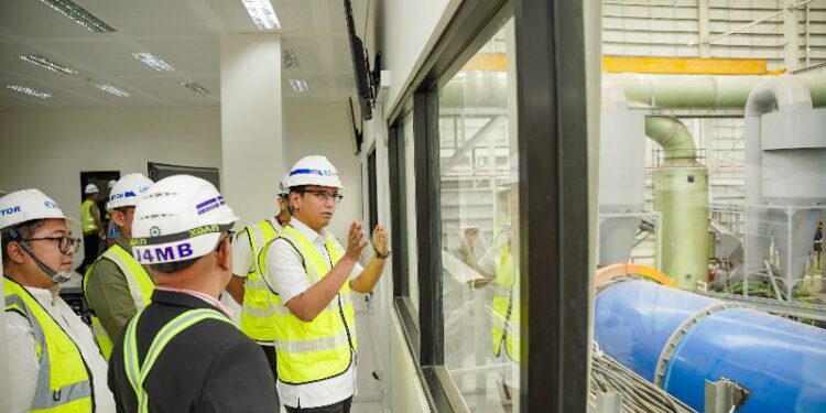 Rico Waas mengunjungi fasilitas RDF Plant Rorotan yang berlokasi di Jakarta Utara.