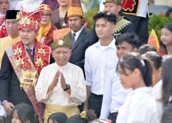 Wakil Gubernur Sumut, saat menyapa peserta upacara Peringatan Hari Pendidikan Nasional (Hardiknas) Tahun 2025.