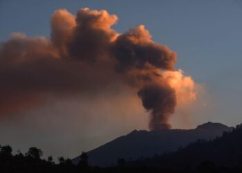 Erupsi Gunung Raung.