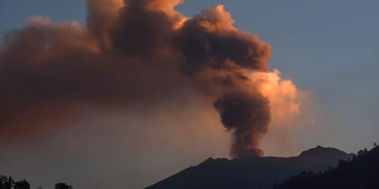 Erupsi Gunung Raung.
