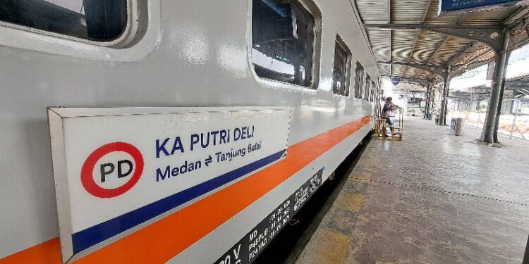 KAI Sumut Ingatkan Pelaku Pelemparan Kereta Api, Bisa Pidana Penjara Seumur Hidup 1 KA Putri Deli.