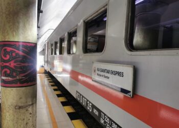 KA Siantar Ekspres.