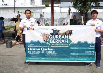 KAI Sumut bersama Balai Yasa Pulubrayan menyalurkan 300 paket daging kurban kepada petugas penyapu jalan Kota Medan, pegawai outsourcing, serta masyarakat sekitar di Kota Medan, Senin (9/6/2025).