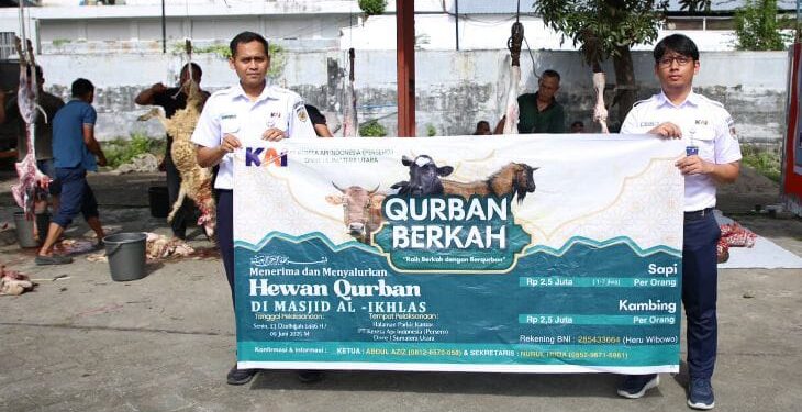 KAI Divre I Sumut Bagikan Ratusan Bingkisan Kurban 1 KAI Sumut bersama Balai Yasa Pulubrayan menyalurkan 300 paket daging kurban kepada petugas penyapu jalan Kota Medan, pegawai outsourcing, serta masyarakat sekitar di Kota Medan, Senin (9/6/2025).