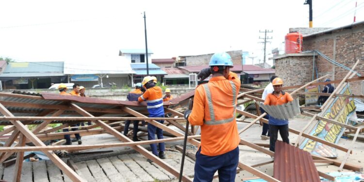Penertiban satu unit bangunan liar di area emplasemen Stasiun Mambang Muda, Jalan Stasiun, Kelurahan Aek Kanopan Timur, Kecamatan Kualuh Hulu, Kabupaten Labuhan Batu Utara.