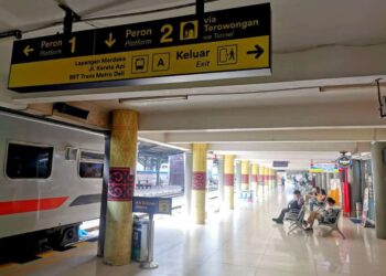 Penumpang di Stasiun Medan.