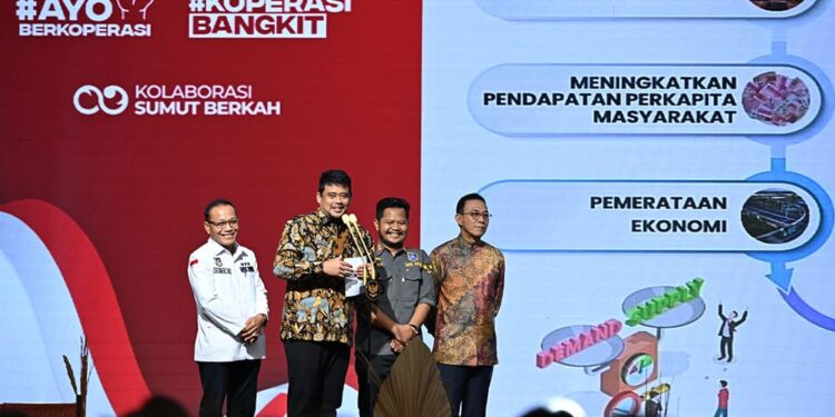 Sumut Berhasil Bentuk 6.110 Koperasi Merah Putih di Seluruh Desa/Kelurahan 1 Provinsi Sumatera Utara (Sumut) berhasil membentuk 100% atau 6.110 Koperasi Desa/Kelurahan Merah Putih.