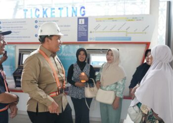 Anggota Komisi VII DPR RI Bambang Haryo Soekartono melakukan kunjungan kerja ke Stasiun Medan, Senin (21/7/2025).
