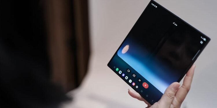 Rasakan pengalaman AI cerdas dan intuitif di Galaxy Z Series terbaru.