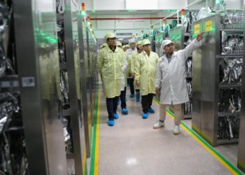 Wakil Menteri Komunikasi dan Digital, Nezar Patria saat meninjau fasilitas produksi PT Sat Nusapersada Tbk di Batam.