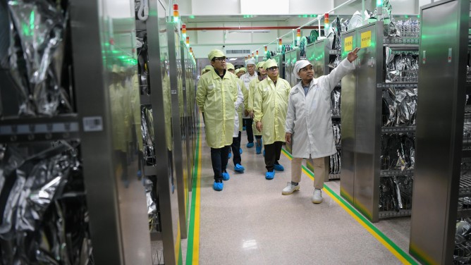 Nezar Patria Sebut Industri Manufaktur Segera Adopsi AI atau Tertinggal 1 Wakil Menteri Komunikasi dan Digital, Nezar Patria saat meninjau fasilitas produksi PT Sat Nusapersada Tbk di Batam.