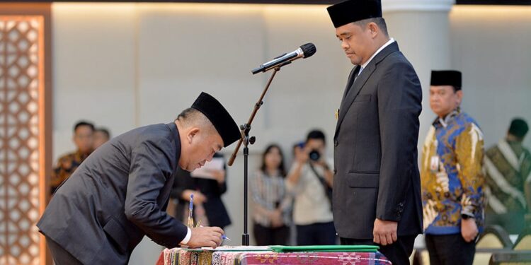Gubernur Sumut Lantik 60 Pejabat Administrator dan Pengawas 1 Pelantikan 60 pejabat administrator dan pengawas di lingkungan Pemprov Sumut.
