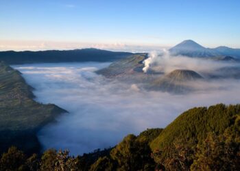 Penanjakan adalah spot terbaik di kawasan Gunung Bromo untuk menikmati matahari terbit.
