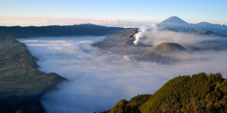 Penanjakan adalah spot terbaik di kawasan Gunung Bromo untuk menikmati matahari terbit.