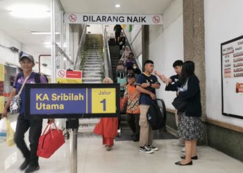 Penumpang di Stasiun Medan.