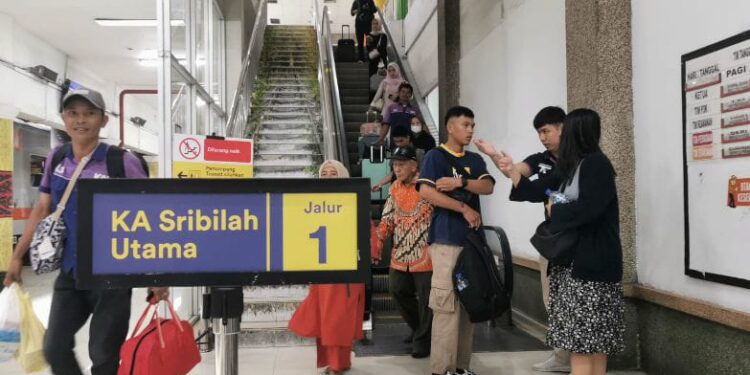 Diskon 30% Disambut Meriah, KAI Sumut Catat 19.416 Tiket Terjual Selama Juni 1 Penumpang di Stasiun Medan.