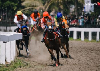 Indonesia Horse Racing di Lapangan Pacuan Kuda Legok Jawa, Pangandaran, Jawa Barat.