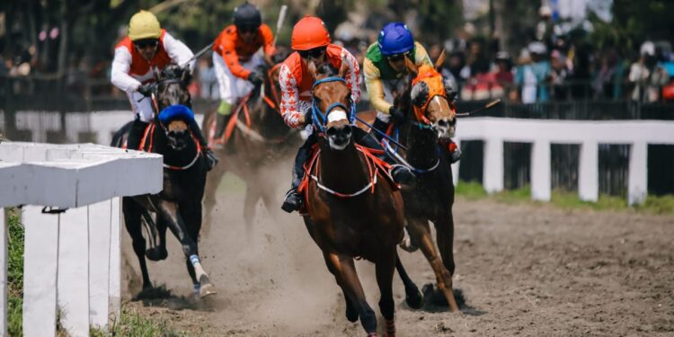 Indonesia Horse Racing di Lapangan Pacuan Kuda Legok Jawa, Pangandaran, Jawa Barat.