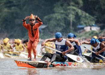 Perhelatan Festival Pacu Jalur di Teluk Kuantan, Riau.