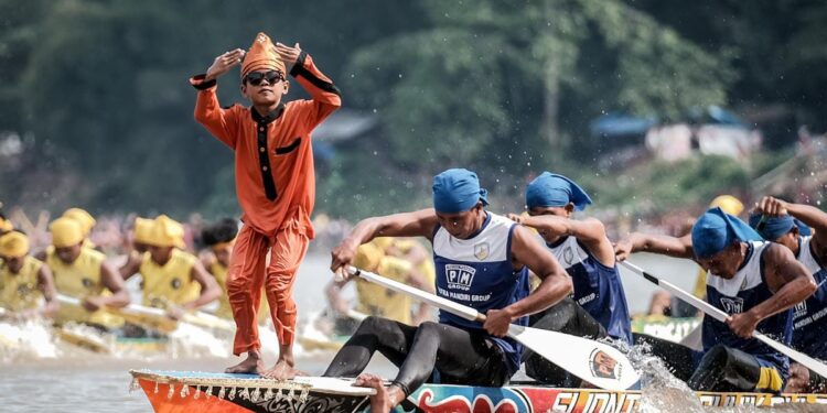 Perhelatan Festival Pacu Jalur di Teluk Kuantan, Riau.