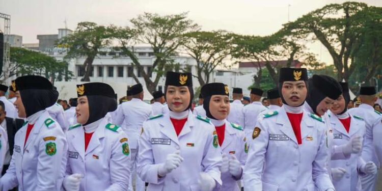 Penurunan Bendera di Lapangan Merdeka Medan Sukses 1 Anggota Paskibraka Kota Medan.