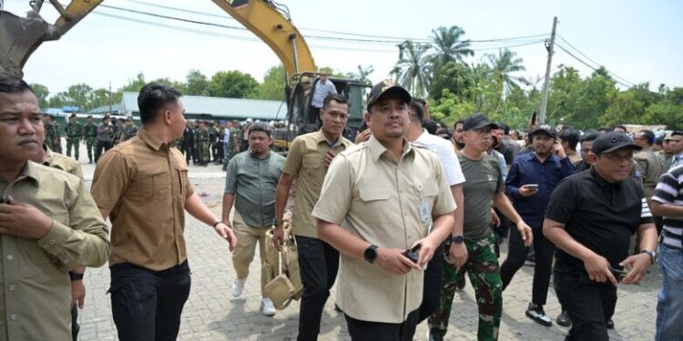 Gubernur Sumut Pimpin Pembongkaran Diskotek Sarang Narkoba 1 Pembongkaran Diskotik Blue Star di Jalan Binjai, Emplasmen Kwala Mencirim, Kecamatan Seibingai, Kabupaten Langkat.