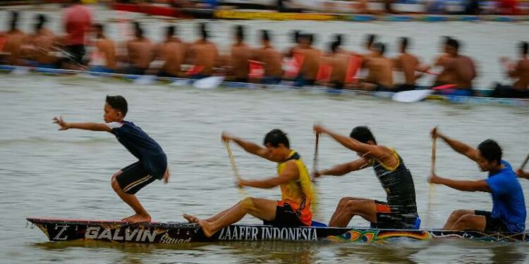 Masyarakat Padati Pembukaan Festival Pacu Jalur 2025 di Riau 1 Festival Pacu Jalur 2025 di Riau.