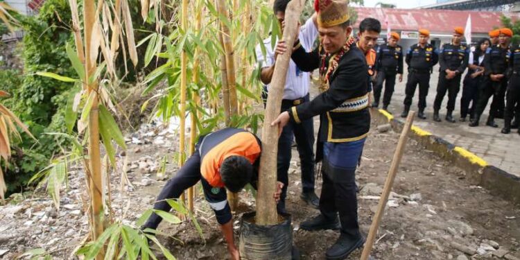 KAI Sumut Tanam Sejumlah Pohon Pule di Kantor pada Rangkaian Upacara HUT ke-80 RI 1 Penanaman sejumlah pohon Pule di lingkungan kantor KAI Sumut sebagai bentuk nyata implementasi prinsip ESG.