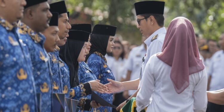 1.018 PPPK Pemko Medan Terima SK Pengangkatan 1 Wali Kota Medan, Rico Waas menyerahkan SK pengangkatan PPPK Tahap I TA 2024 di lingkungan Pemko Medan kepada 1.018 orang.