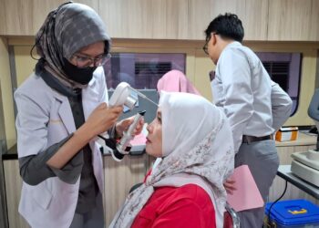Program TJSL PT KAI melalui pelayanan kesehatan dan pengobatan gratis menggunakan kereta kesehatan (Rail Clinic).