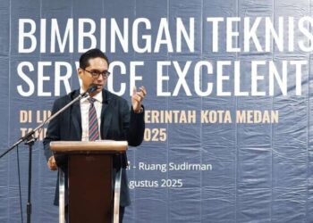 Rico Waas, saat membuka Bimtek Service Excellent di lingkungan Pemko Medan TA 2025.