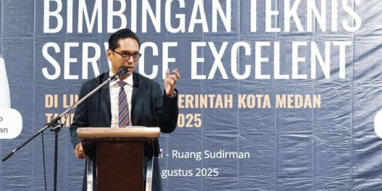 Rico Waas, saat membuka Bimtek Service Excellent di lingkungan Pemko Medan TA 2025.