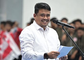 Bobby Nasution membuka Kerjurda Bola Tangan Provinsi Sumut 2025 di GOR Futsal Dispora Sumut.