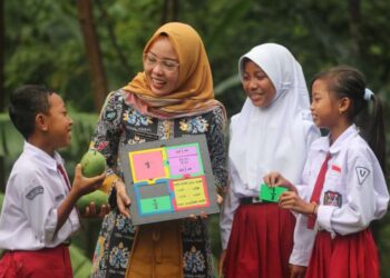 Ilustrasi guru dan siswa Sekolah Dasar.