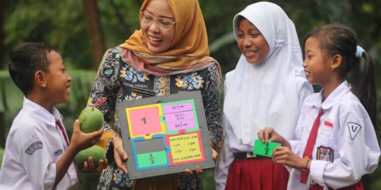 Ilustrasi guru dan siswa Sekolah Dasar.
