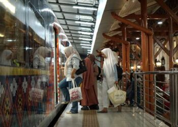 Penumpang KA Bandara di Stasiun Medan.